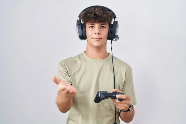 Hispanische Teenager Spielen Videospiel Mit Controller Lächelnd Fröhlich Bietet Handfläche — Stockfoto