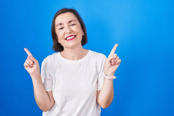 Middle Age Hispanic Woman Standing Blue Background Smiling Confident Pointing — Stockfoto