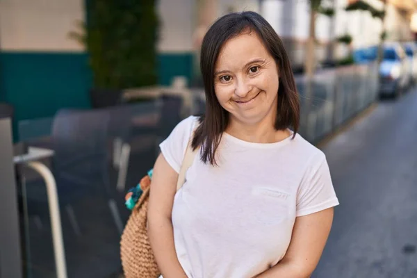 Sendromlu Kadın Sokakta Kendine Güvenerek Gülümsüyor — Stok fotoğraf