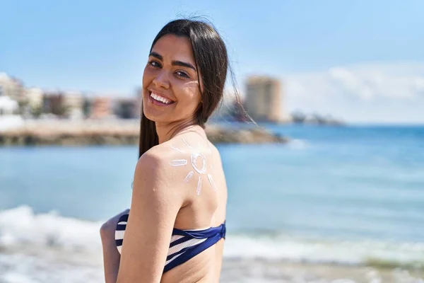 Jonge Spaanse Vrouw Bikini Met Zonnebrandcrème Aan Kust — Stockfoto