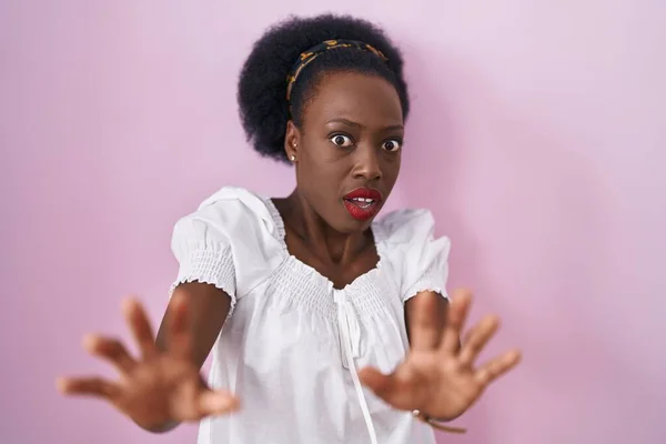 Pembe Arka Planda Duran Kıvırcık Saçlı Afrikalı Kadın Korku Ifadesinden — Stok fotoğraf