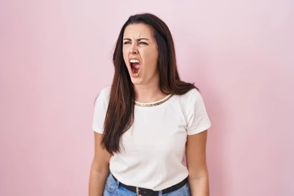 Genç Esmer Kadın Pembe Arka Planda Kızgın Kızgın Bağırıyor Sinirli — Stok fotoğraf