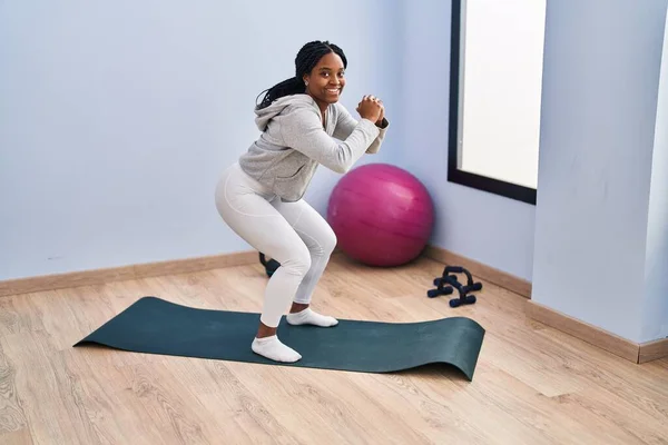 Африканська Американка Усміхається Вмінню Тренувати Ноги Спортивному Центрі — стокове фото
