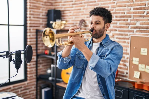 Jovem Árabe Músico Tocando Trompete Estúdio Música — Fotografia de Stock