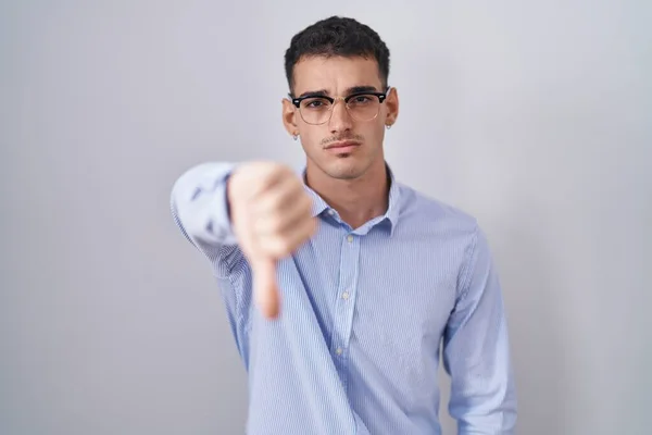 Bonito Homem Hispânico Vestindo Roupas Negócios Óculos Olhando Infeliz Irritado — Fotografia de Stock