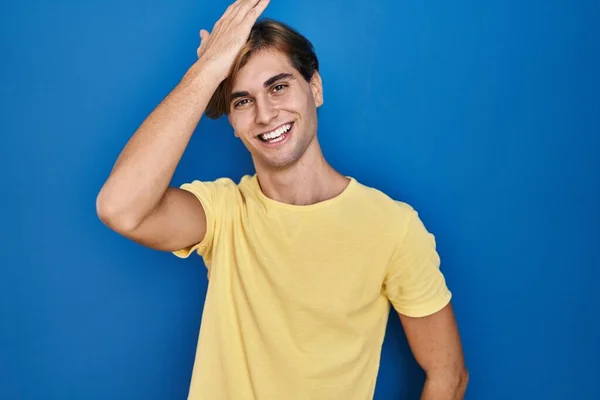 Young Man Standing Blue Background Surprised Hand Head Mistake Remember — Stock Photo, Image