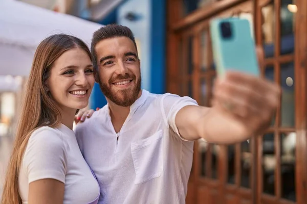 Homem Mulher Casal Sorrindo Confiante Fazer Selfie Por Smartphone Rua — Fotografia de Stock