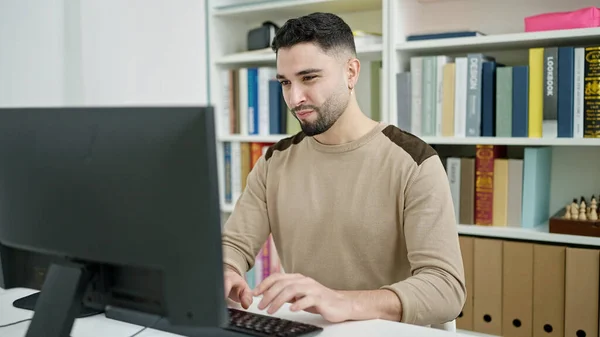 Giovane Arabo Uomo Studente Utilizzando Computer Che Studia Classe Universitaria — Foto Stock