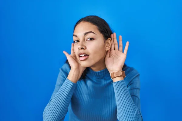 Mujer Brasileña Joven Pie Sobre Fondo Azul Aislado Tratando Escuchar — Foto de Stock