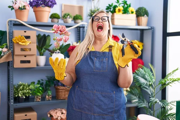 Caucasian Size Woman Working Florist Shop Angry Mad Screaming Frustrated — Stock Photo, Image