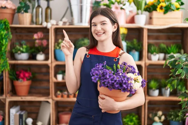 Wanita Muda Kaukasia Yang Bekerja Toko Bunga Memegang Pot Dengan — Stok Foto