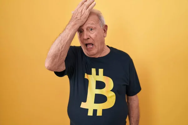 Homem Sênior Com Cabelos Grisalhos Vestindo Camiseta Bitcoin Surpreso Com — Fotografia de Stock