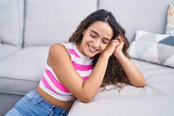 Mladý Krásný Hispánec Žena Usměvavý Jistý Sedí Podlaze Doma — Stock fotografie