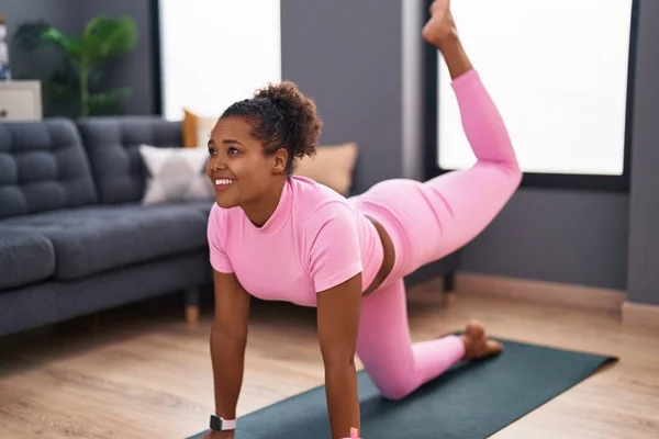 Africano Americano Mulher Sorrindo Confiante Treinamento Pernas Exercício Casa — Fotografia de Stock