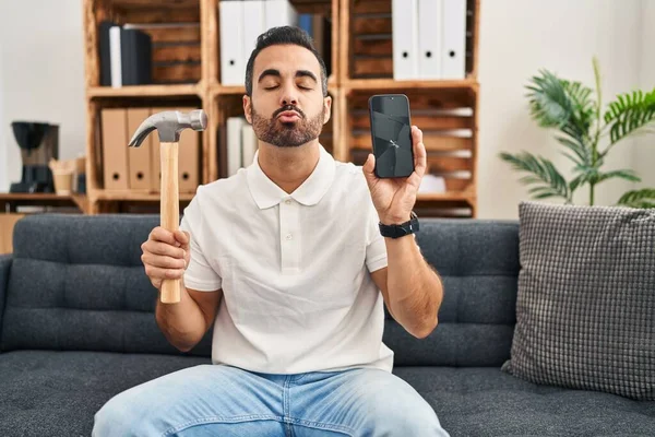 Ung Latinamerikansk Man Med Skägg Håller Hammare Och Trasig Smartphone — Stockfoto