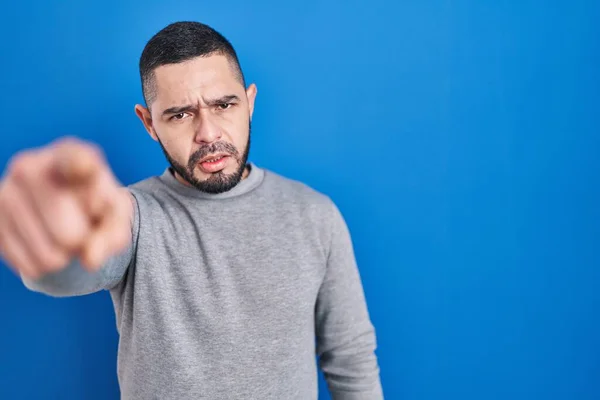 Homme Hispanique Debout Sur Fond Bleu Pointant Mécontent Frustré Caméra — Photo