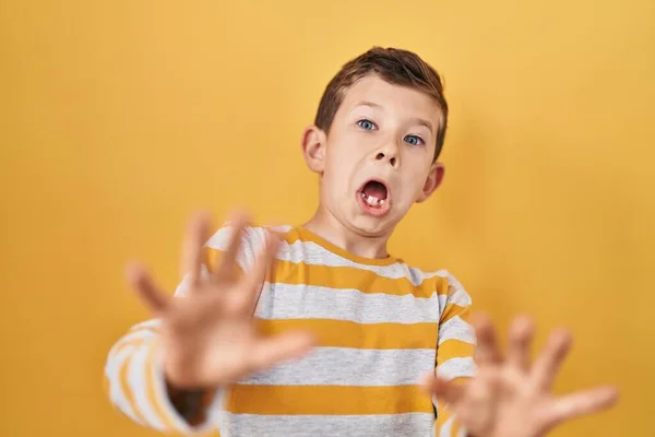 Sarı Arka Planda Korkmuş Korkudan Dehşete Düşmüş Beyaz Bir Çocuk — Stok fotoğraf