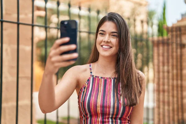 Молода Красива Іспаномовна Жінка Посміхається Впевнено Робить Селфі Біля Смартфона — стокове фото