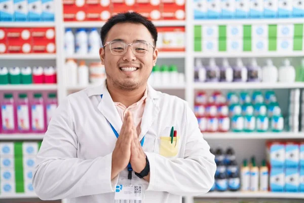 Joven Chino Trabajando Farmacia Orando Con Las Manos Juntas Pidiendo — Foto de Stock