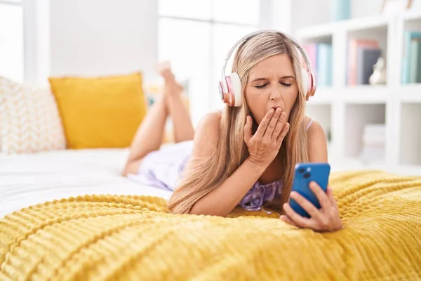 Jeune Femme Blonde Écoutant Musique Bâillant Dans Chambre — Photo