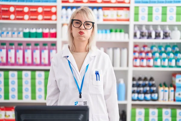 Mulher Caucasiana Jovem Trabalhando Farmácia Farmácia Bochechas Inchadas Com Cara — Fotografia de Stock