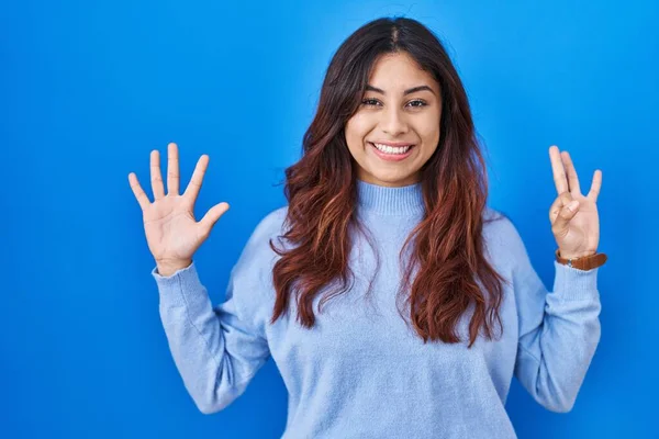 Hispanic Young Woman Standing Blue Background Showing Pointing Fingers Number — Stockfoto