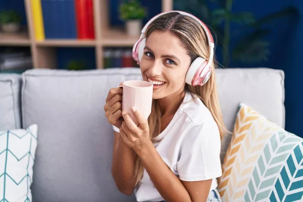 Mujer Rubia Joven Escuchando Música Tomando Café Casa — Foto de Stock
