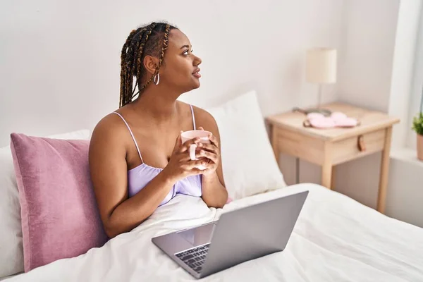 Afroamerikanerin Trinkt Mit Laptop Kaffee Schlafzimmer — Stockfoto