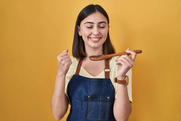 Spanisches Mädchen Isst Gesunden Kochlöffel Sehr Glücklich Und Aufgeregt Und — Stockfoto
