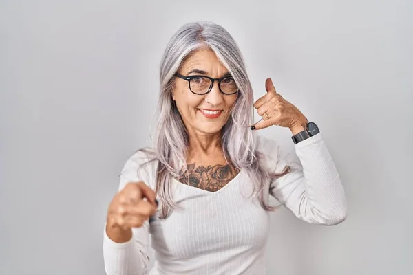 Middle Age Woman Grey Hair Standing White Background Smiling Doing — Stock Photo, Image