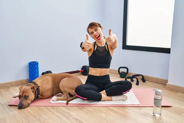 Young Beautiful Woman Sitting Yoga Mat Approving Doing Positive Gesture — Stock Photo, Image