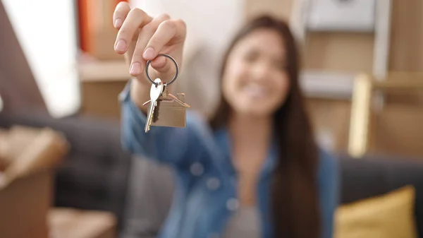 Young Beautiful Hispanic Woman Smiling Confident Holding Key New Home — Stock Photo, Image