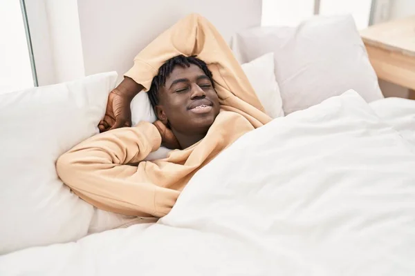 Afro Américain Couché Sur Lit Dormant Dans Chambre — Photo