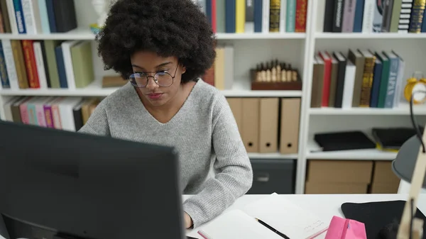 Αφροαμερικανή Φοιτήτρια Που Χρησιμοποιεί Υπολογιστή Και Σπουδάζει Πανεπιστήμιο Βιβλιοθήκης — Φωτογραφία Αρχείου
