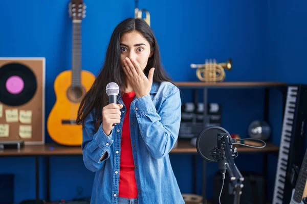Joven Adolescente Cantando Canción Usando Micrófono Cubriendo Boca Con Mano —  Fotos de Stock