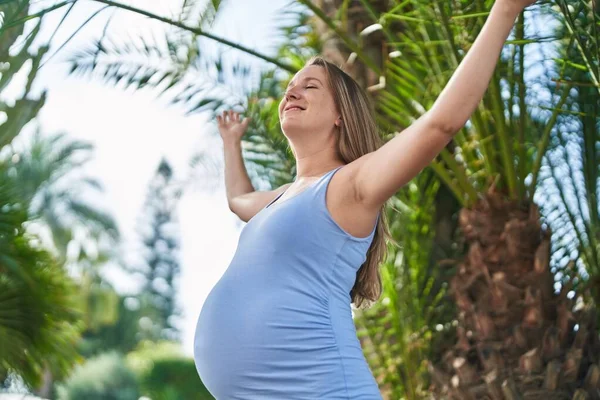 Jonge Zwangere Vrouw Ademt Met Gesloten Ogen Het Park — Stockfoto