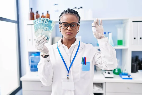 Africká Žena Copánky Pracující Laboratoři Vědců Držící Peníze Depresi Strachující — Stock fotografie