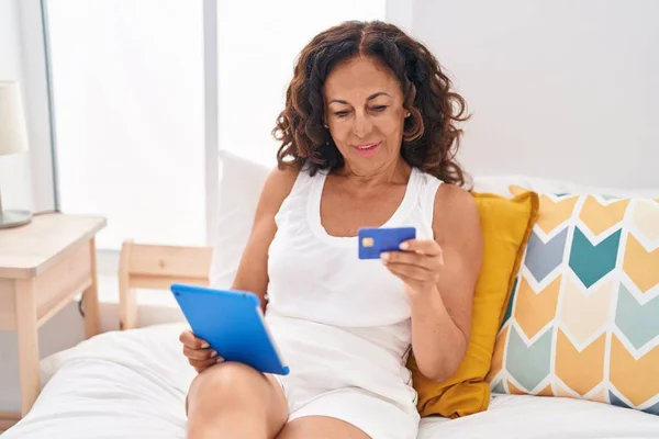 Middle Age Woman Using Touchpad Credit Card Sitting Bed Bedroom — Stockfoto