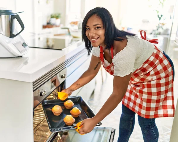 Latino Brunette Vrouw Zetten Lade Met Cupcakes Oven Door Keuken — Stockfoto