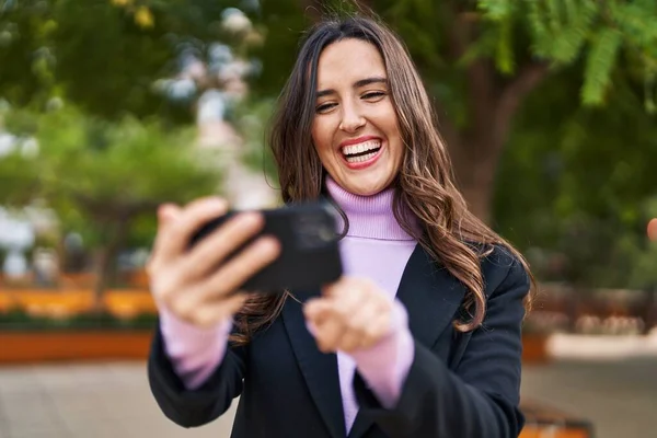Jovem Hispânica Sorrindo Confiante Usando Smartphone Parque — Fotografia de Stock