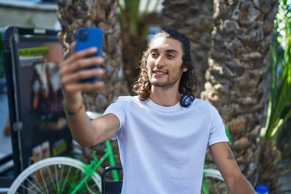 Jovem Hispânico Faz Selfie Por Smartphone Sentado Mesa Terraço Cafetaria — Fotografia de Stock