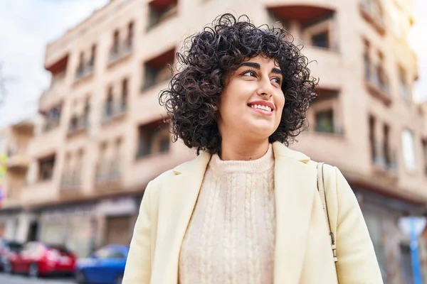 Young Middle East Woman Excutive Smiling Confident Looking Side Street — Stockfoto