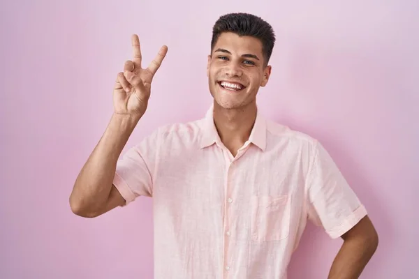 Homem Hispânico Jovem Sobre Fundo Rosa Sorrindo Olhando Para Câmera — Fotografia de Stock