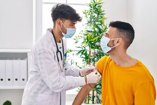 Zwei Männer Legen Arzt Und Patient Pflaster Arm Klinik — Stockfoto