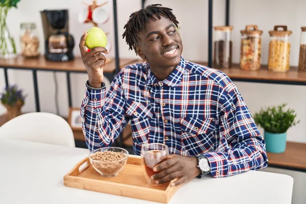 坐在家里桌子上享用健康早餐的非裔美国人 — 图库照片