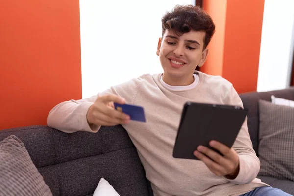 Hombre Binario Usando Touchpad Tarjeta Crédito Sentado Sofá Casa — Foto de Stock