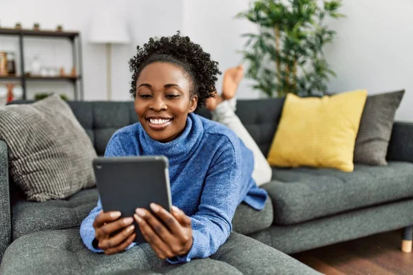 African American Woman Using Touchpad Lying Sofa Home — Stock Photo, Image