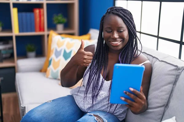 Mujer Africana Joven Usando Touchpad Sentado Sofá Sonriendo Feliz Positivo — Foto de Stock