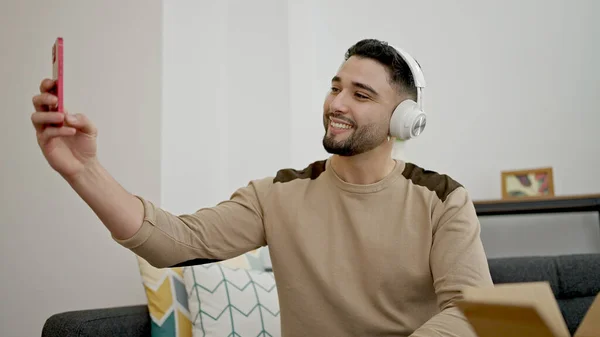 Jovem Árabe Homem Fazer Selfie Por Smartphone Ouvir Música Casa — Fotografia de Stock