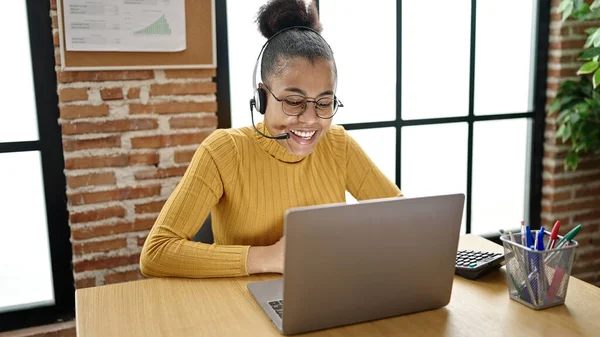 Jovem Afro Americana Mulher Empresária Usando Laptop Usando Fone Ouvido — Fotografia de Stock